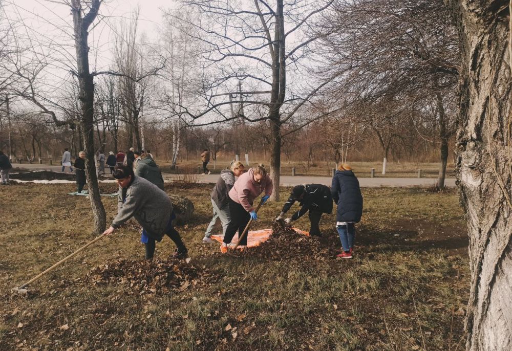 "Все на субботник!". По традиции нашего города, с приходом весны, работники ГБУ ДНР"ЦГБ г.Дебальцево" вышли на первый весенний субботник, вооружившись метлами и граблями, чтобы навести порядок на улице и прилегающих... "Все на субботник!". По традиции нашего города, с приходом весны, работники ГБУ ДНР"ЦГБ г.Дебальцево" вышли на первый весенний субботник, вооружившись метлами и граблями, чтобы навести порядок на улице и прилегающих...