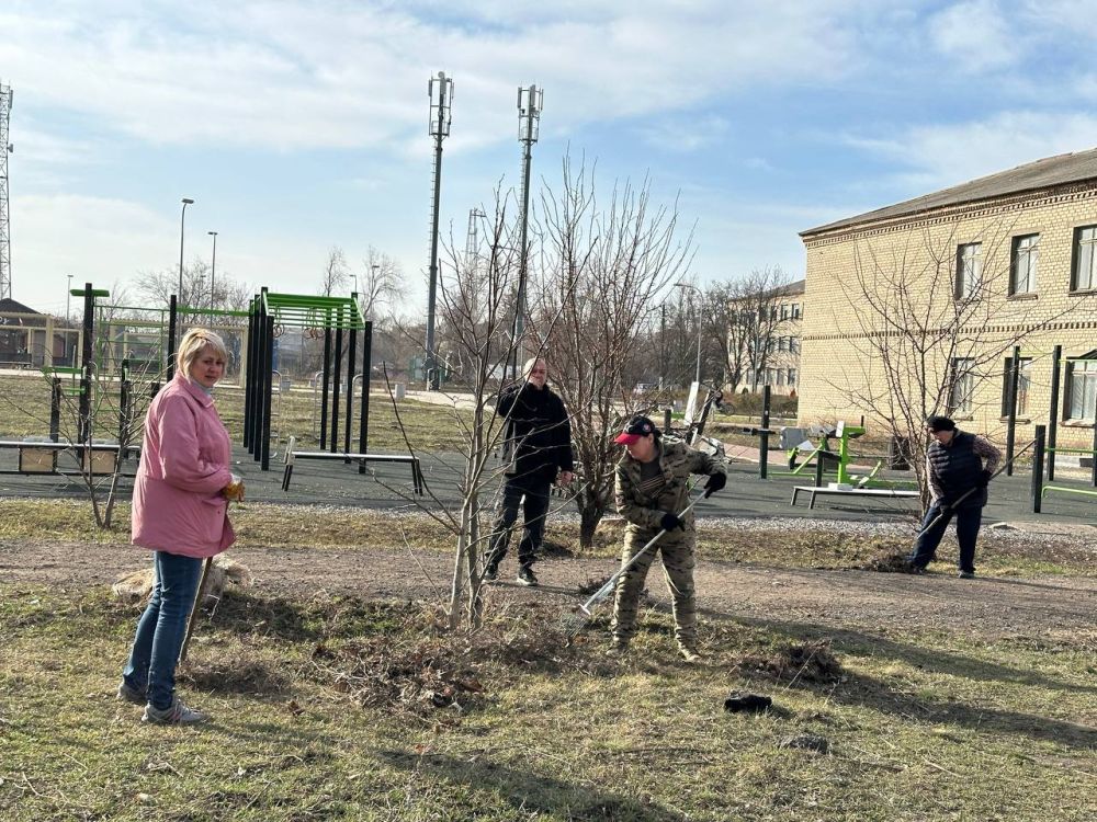 Денис Зубов: Субботник в Иловайске. Сегодня, 15 марта, в городском округе Иловайск состоялся общереспубликанский субботник в рамках серии мероприятий «Зеленый Донбасс» по благоустройству и озеленению территорий... Денис Зубов: Субботник в Иловайске. Сегодня, 15 марта, в городском округе Иловайск состоялся общереспубликанский субботник в рамках серии мероприятий «Зеленый Донбасс» по благоустройству и озеленению территорий...