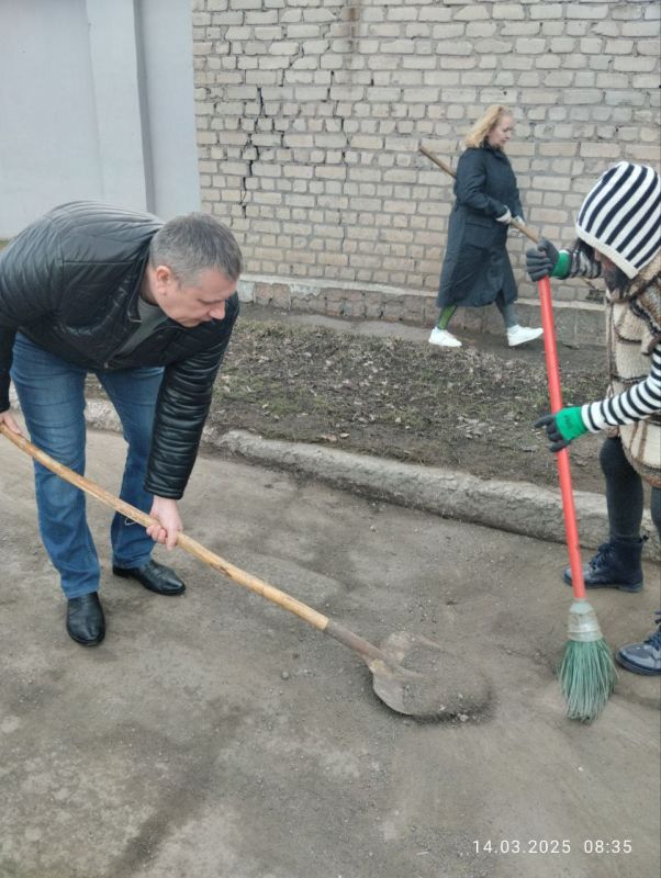 Депутаты и аппарат Ясиноватского муниципального совета приняли участие в Общереспубликанском субботнике Депутаты и аппарат Ясиноватского муниципального совета приняли участие в Общереспубликанском субботнике