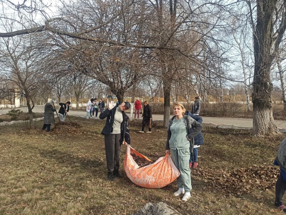 "Все на субботник!". По традиции нашего города, с приходом весны, работники ГБУ ДНР"ЦГБ г.Дебальцево" вышли на первый весенний субботник, вооружившись метлами и граблями, чтобы навести порядок на улице и прилегающих... "Все на субботник!". По традиции нашего города, с приходом весны, работники ГБУ ДНР"ЦГБ г.Дебальцево" вышли на первый весенний субботник, вооружившись метлами и граблями, чтобы навести порядок на улице и прилегающих...