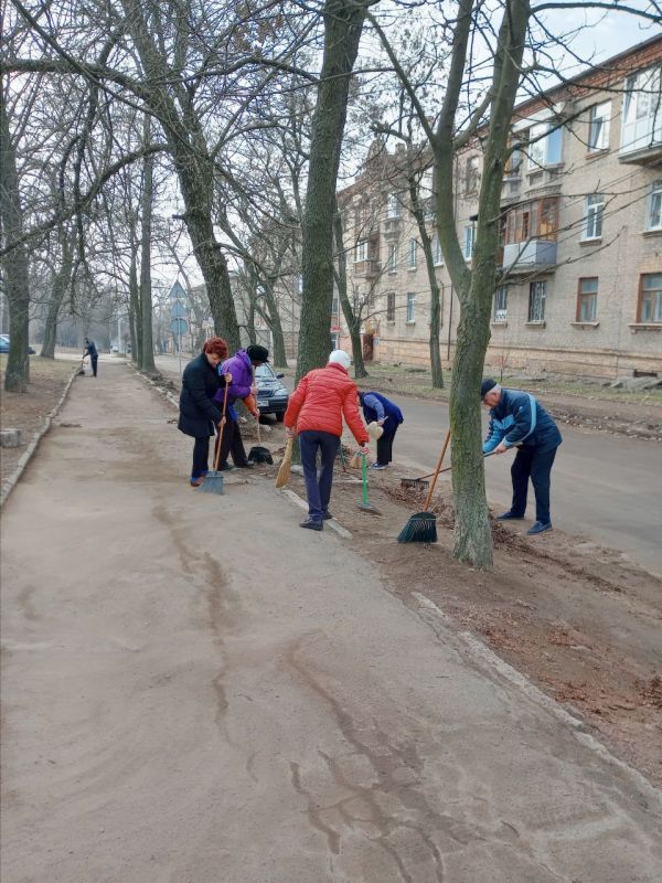 Сотрудники учреждений образования Ленинского района города Донецка, также не остались в стороне и вышли на субботник для наведения порядка и чистоты на прилегающей к учреждениям территории Сотрудники учреждений образования Ленинского района города Донецка, также не остались в стороне и вышли на субботник для наведения порядка и чистоты на прилегающей к учреждениям территории