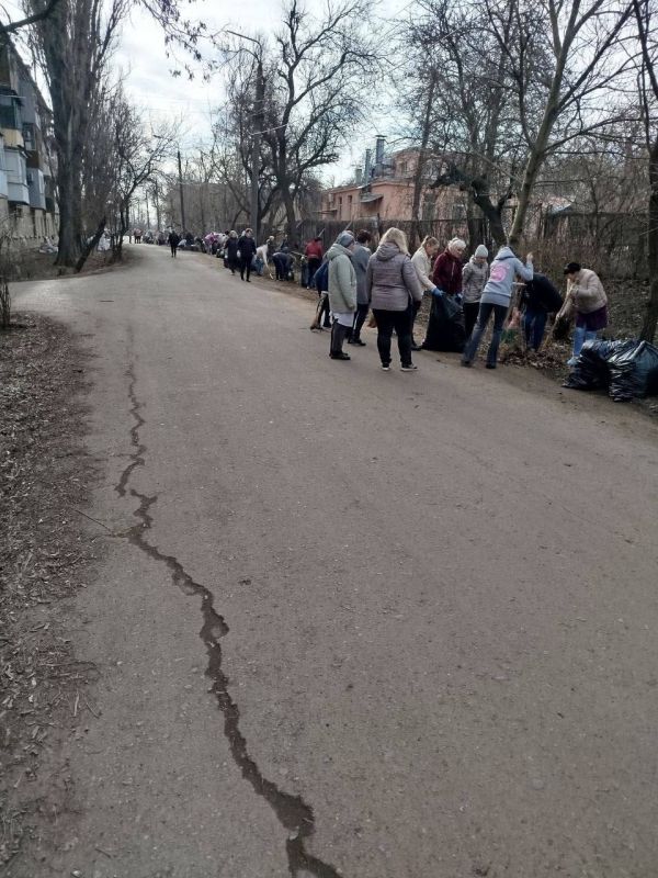 Виктория Жукова: Сотрудники центральной городской больницы городского округа Харцызск активно поддержали Республиканский субботник, продемонстрировав свою гражданскую позицию и приверженность чистоте и благоустройству... Виктория Жукова: Сотрудники центральной городской больницы городского округа Харцызск активно поддержали Республиканский субботник, продемонстрировав свою гражданскую позицию и приверженность чистоте и благоустройству...