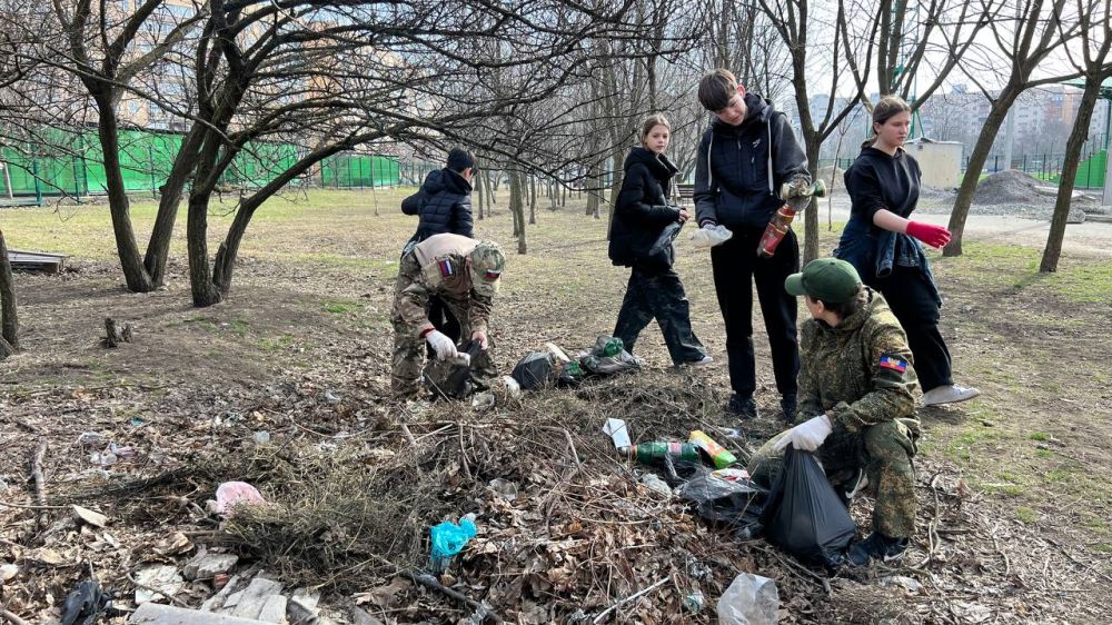 Молодежь Мариуполя провела субботник на стадионе «Западный» Молодежь Мариуполя провела субботник на стадионе «Западный»