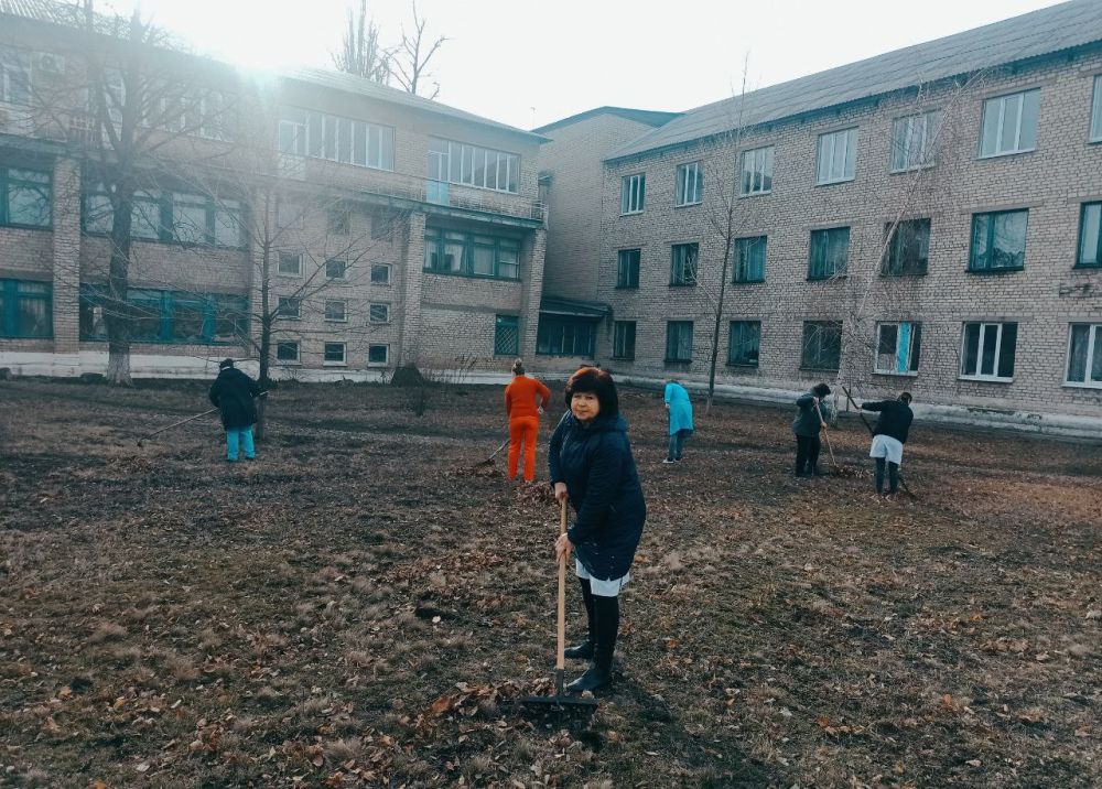 "Все на субботник!". По традиции нашего города, с приходом весны, работники ГБУ ДНР"ЦГБ г.Дебальцево" вышли на первый весенний субботник, вооружившись метлами и граблями, чтобы навести порядок на улице и прилегающих... "Все на субботник!". По традиции нашего города, с приходом весны, работники ГБУ ДНР"ЦГБ г.Дебальцево" вышли на первый весенний субботник, вооружившись метлами и граблями, чтобы навести порядок на улице и прилегающих...