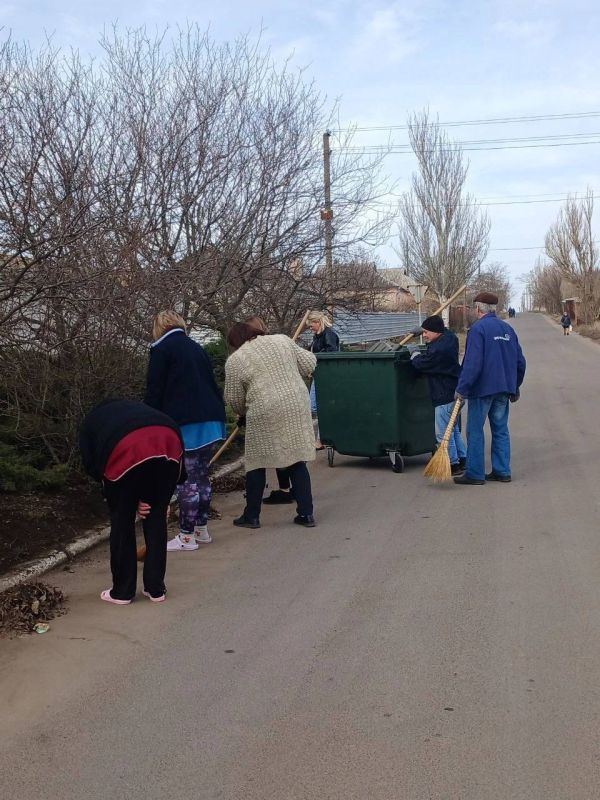 Сотрудники ГКДОУ КВ «Мангушский сад «Алиса» приняли участие в общереспубликанском субботнике, облагородили территорию нашего сада Сотрудники ГКДОУ КВ «Мангушский сад «Алиса» приняли участие в общереспубликанском субботнике, облагородили территорию нашего сада