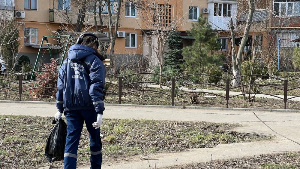Молодежь Мариуполя провела субботник на стадионе «Западный» Молодежь Мариуполя провела субботник на стадионе «Западный»