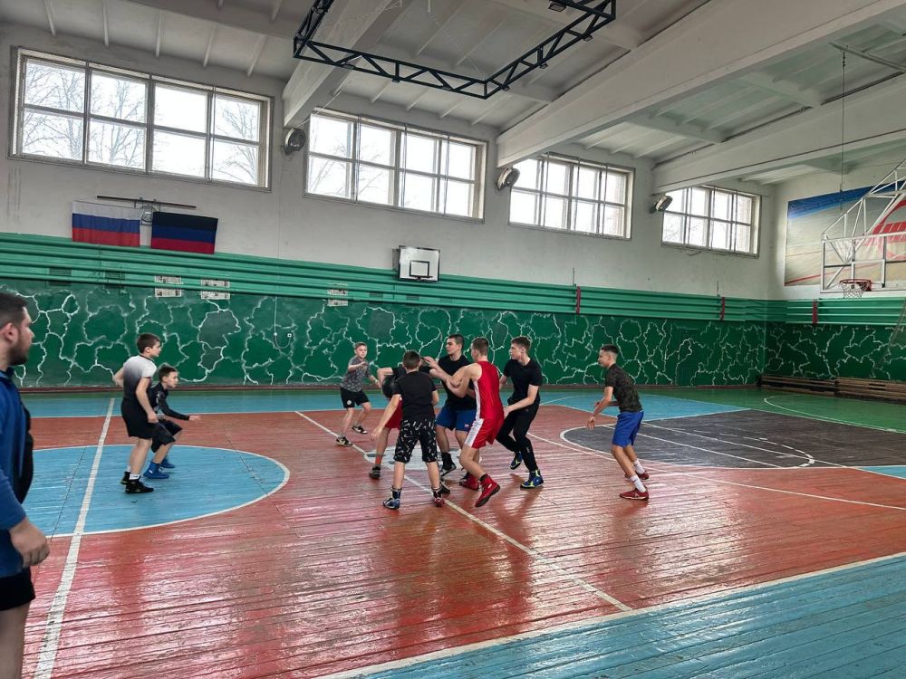 Вместе в спорте. 14 марта на базе спортивного комплекса «Локомотив» прошла совместная спортивная тренировка активной молодежи округа с волонтерами «Дома Народного Единства» Нижегородской области по игре Кила Вместе в спорте. 14 марта на базе спортивного комплекса «Локомотив» прошла совместная спортивная тренировка активной молодежи округа с волонтерами «Дома Народного Единства» Нижегородской области по игре Кила