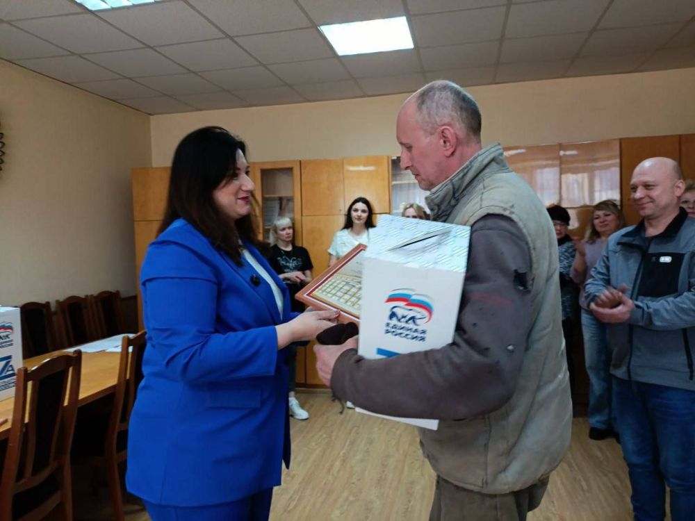 В честь профессионального праздника - Дня работников бытового обслуживания населения и жилищно-коммунального хозяйства - председатель #Комитет_по_ЖКХ Анна Кондрыкинская поздравила сотрудников учреждений с их профессиональным... В честь профессионального праздника - Дня работников бытового обслуживания населения и жилищно-коммунального хозяйства - председатель #Комитет_по_ЖКХ Анна Кондрыкинская поздравила сотрудников учреждений с их профессиональным...