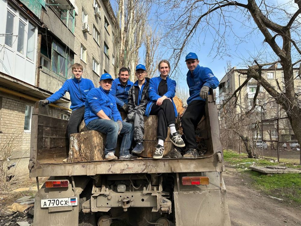 Всегда готовы помочь!. Администрация городского округа Иловайск совместно с волонтёрами центра «Дома Народного Единства» Нижегородской области оказали помощь в доставке дров участнику боевых действий на Донбассе, ополченцу... Всегда готовы помочь!. Администрация городского округа Иловайск совместно с волонтёрами центра «Дома Народного Единства» Нижегородской области оказали помощь в доставке дров участнику боевых действий на Донбассе, ополченцу...