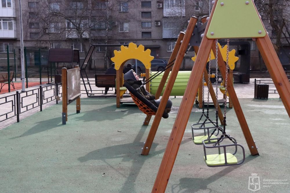 Игорь Лызов: В Амвросиевке установлена новая площадка для спорта, игр и отдыха Игорь Лызов: В Амвросиевке установлена новая площадка для спорта, игр и отдыха