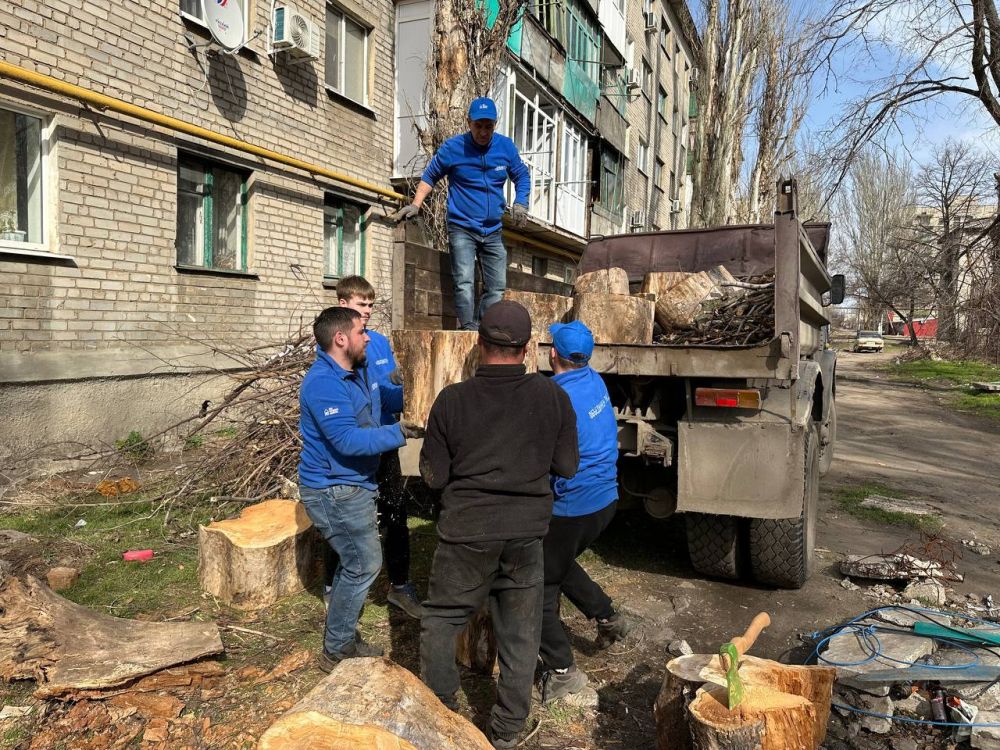 Всегда готовы помочь!. Администрация городского округа Иловайск совместно с волонтёрами центра «Дома Народного Единства» Нижегородской области оказали помощь в доставке дров участнику боевых действий на Донбассе, ополченцу... Всегда готовы помочь!. Администрация городского округа Иловайск совместно с волонтёрами центра «Дома Народного Единства» Нижегородской области оказали помощь в доставке дров участнику боевых действий на Донбассе, ополченцу...