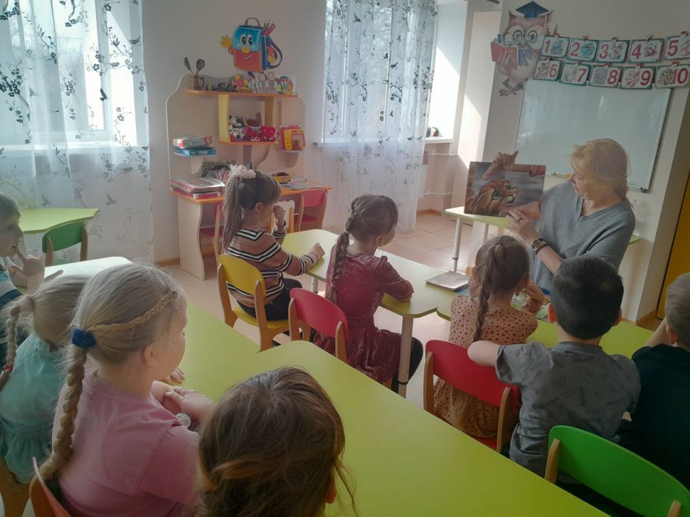 Читаем вместе. Сотрудник детской библиотеки-филиала снова побывала в гостях у малышей ГКДОУ «Детский сад № 5 "Ладушки" г. о. Дебальцево». Используя актуальную форму работы, громкие чтения, библиотекарь прочитала ребятам... Читаем вместе. Сотрудник детской библиотеки-филиала снова побывала в гостях у малышей ГКДОУ «Детский сад № 5 "Ладушки" г. о. Дебальцево». Используя актуальную форму работы, громкие чтения, библиотекарь прочитала ребятам...