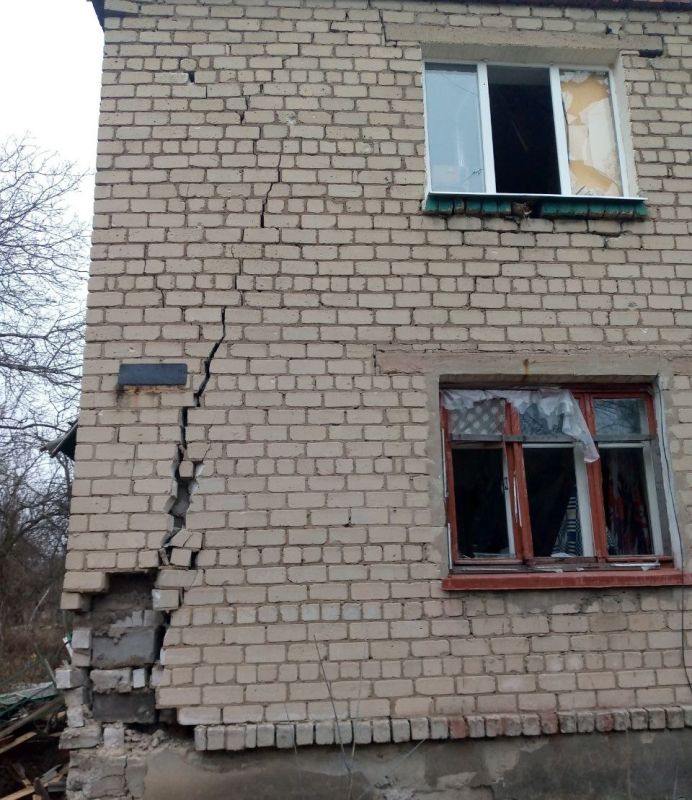 Иван Приходько: Последствия артобстрела поселка шахты им. Ю. А. Гагарина (Никитовский район Горловки) 15.03.2025 г. с позиций украинских нацистов Иван Приходько: Последствия артобстрела поселка шахты им. Ю. А. Гагарина (Никитовский район Горловки) 15.03.2025 г. с позиций украинских нацистов