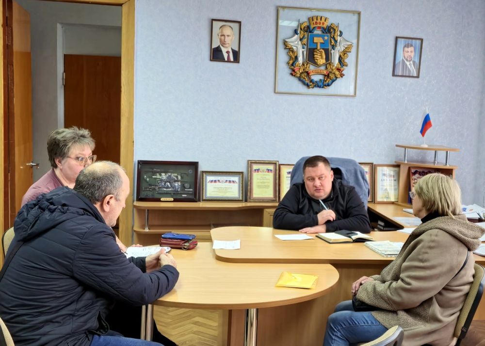 В понедельник, 17 марта, руководитель Управы Куйбышевского внутригородского района Администрации городского округа Донецк Иван Адамец провел приём граждан В понедельник, 17 марта, руководитель Управы Куйбышевского внутригородского района Администрации городского округа Донецк Иван Адамец провел приём граждан