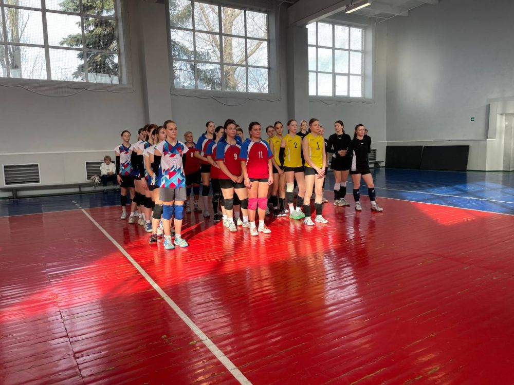 В Снежном прошел открытый городской турнир по волейболу среди женских команд В Снежном прошел открытый городской турнир по волейболу среди женских команд