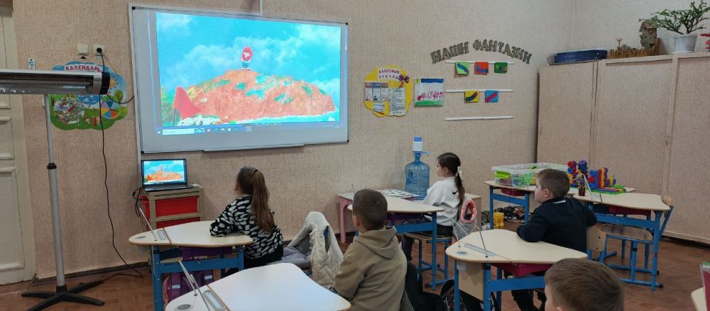 Сегодня, 17 марта, в ГБОУ «Мироновская школа № 10 г.о. Дебальцево» первым уроком традиционно прошли внеурочные занятия " Разговоры о важном ". "День воссоединения Крыма и Севастополя с Россией" Сегодня, 17 марта, в ГБОУ «Мироновская школа № 10 г.о. Дебальцево» первым уроком традиционно прошли внеурочные занятия " Разговоры о важном ". "День воссоединения Крыма и Севастополя с Россией"