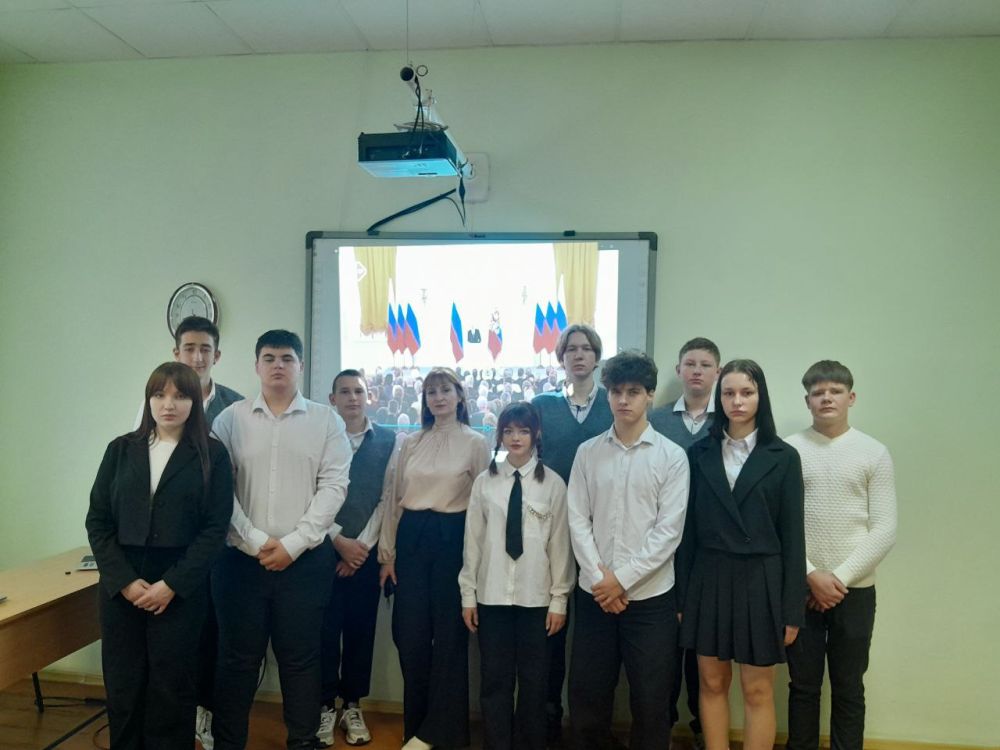 17 марта сотрудники городского музея для участников клуба «Патриот» учащихся ГБОУ «Школа №3 г.о. Дебальцево» представили для просмотра фильм «Русский Крым и Севастополь» 17 марта сотрудники городского музея для участников клуба «Патриот» учащихся ГБОУ «Школа №3 г.о. Дебальцево» представили для просмотра фильм «Русский Крым и Севастополь»