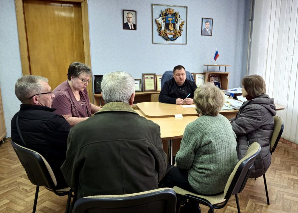 В понедельник, 17 марта, руководитель Управы Куйбышевского внутригородского района Администрации городского округа Донецк Иван Адамец провел приём граждан В понедельник, 17 марта, руководитель Управы Куйбышевского внутригородского района Администрации городского округа Донецк Иван Адамец провел приём граждан
