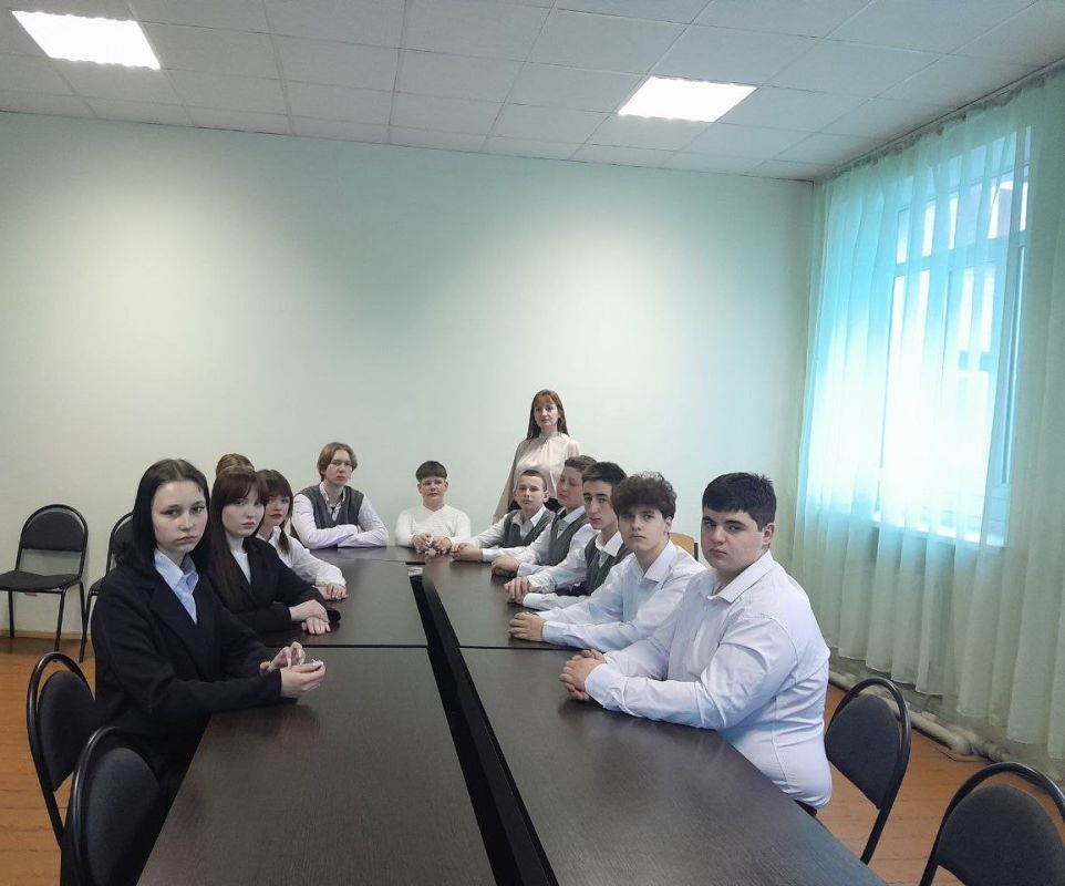 17 марта сотрудники городского музея для участников клуба «Патриот» учащихся ГБОУ «Школа №3 г.о. Дебальцево» представили для просмотра фильм «Русский Крым и Севастополь» 17 марта сотрудники городского музея для участников клуба «Патриот» учащихся ГБОУ «Школа №3 г.о. Дебальцево» представили для просмотра фильм «Русский Крым и Севастополь»