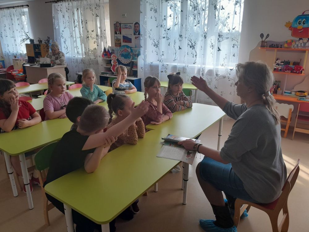 Читаем вместе. Сотрудник детской библиотеки-филиала снова побывала в гостях у малышей ГКДОУ «Детский сад № 5 "Ладушки" г. о. Дебальцево». Используя актуальную форму работы, громкие чтения, библиотекарь прочитала ребятам... Читаем вместе. Сотрудник детской библиотеки-филиала снова побывала в гостях у малышей ГКДОУ «Детский сад № 5 "Ладушки" г. о. Дебальцево». Используя актуальную форму работы, громкие чтения, библиотекарь прочитала ребятам...