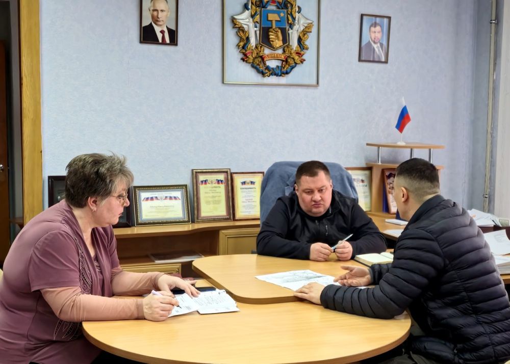 В понедельник, 17 марта, руководитель Управы Куйбышевского внутригородского района Администрации городского округа Донецк Иван Адамец провел приём граждан В понедельник, 17 марта, руководитель Управы Куйбышевского внутригородского района Администрации городского округа Донецк Иван Адамец провел приём граждан