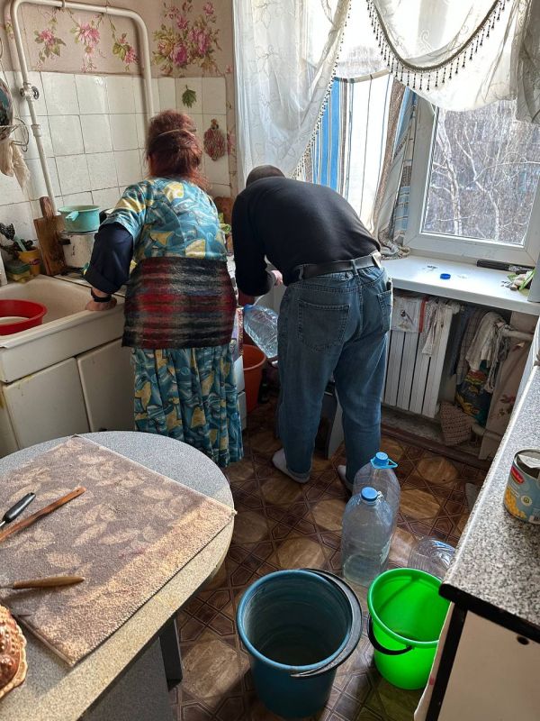 Протянем руку помощи. Мероприятия по доставке воды нуждающимся в рамках акции «Эстафета добра» в Иловайске проходят на постоянной основе Протянем руку помощи. Мероприятия по доставке воды нуждающимся в рамках акции «Эстафета добра» в Иловайске проходят на постоянной основе