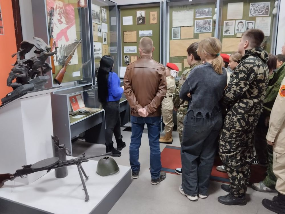 Юнармейцы Снежного посетили выставку «Картины Победы» Юнармейцы Снежного посетили выставку «Картины Победы»