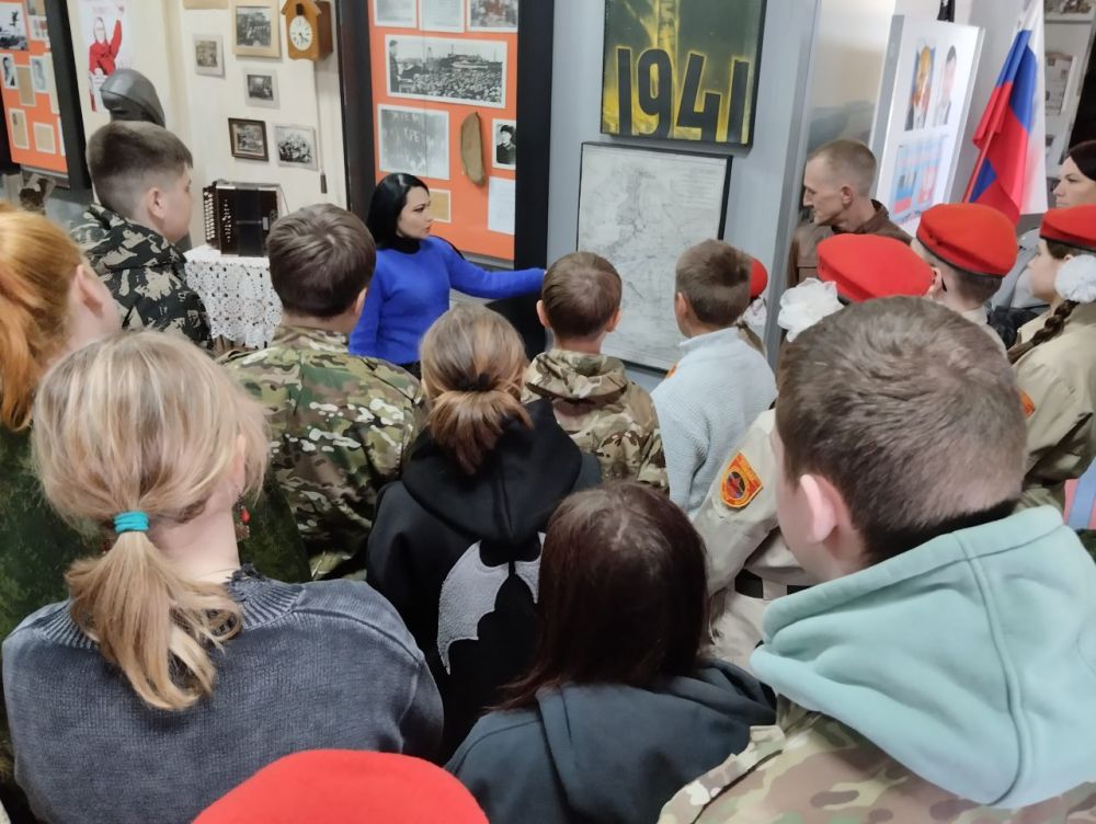 Юнармейцы Снежного посетили выставку «Картины Победы» Юнармейцы Снежного посетили выставку «Картины Победы»