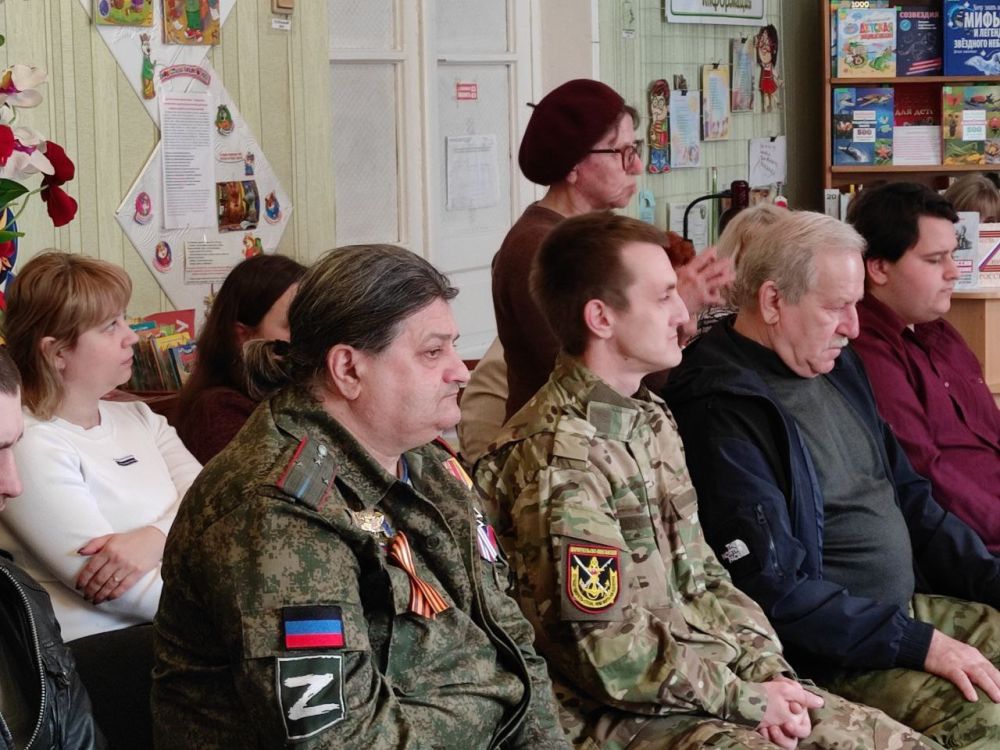 Ветераны-защитники Донбасса встретились с делегацией Союза писателей России Ветераны-защитники Донбасса встретились с делегацией Союза писателей России