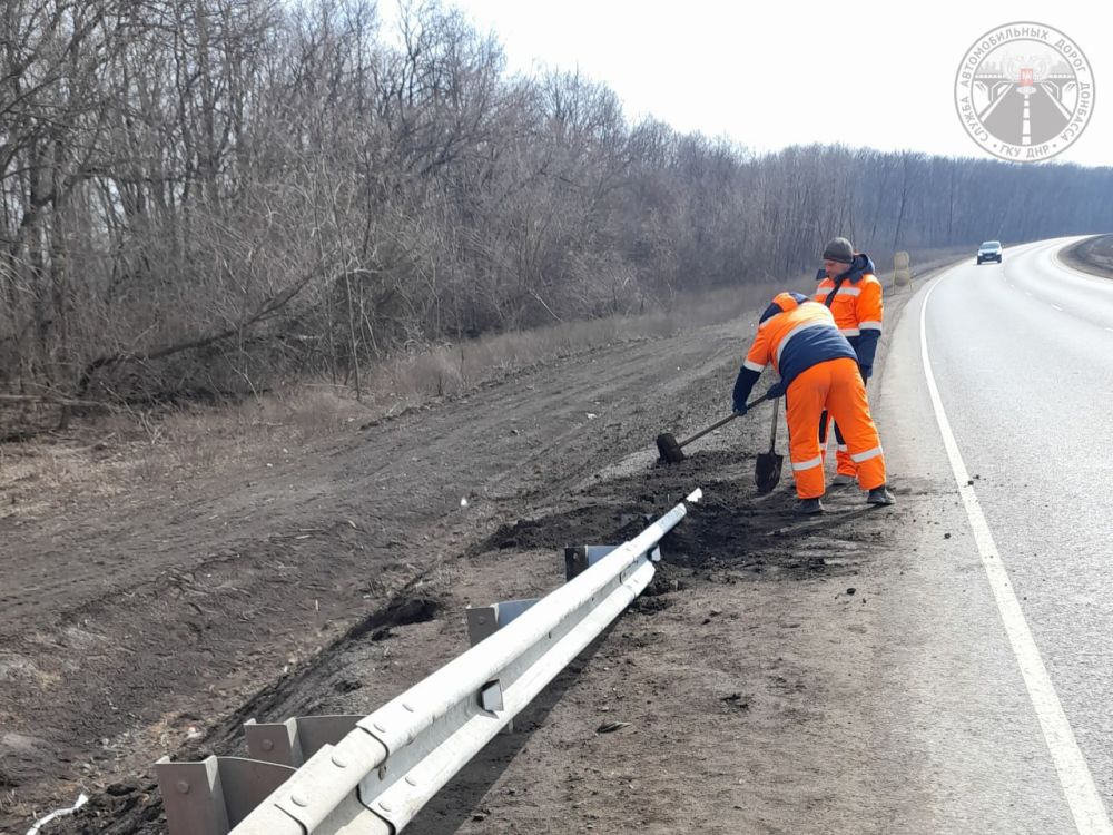 ГКУ ДНР "Служба автомобильных дорог Донбасса" активно включилась в общереспубликанский месячник по благоустройству, объявленный Главой ДНР Денисом Пушилиным ГКУ ДНР "Служба автомобильных дорог Донбасса" активно включилась в общереспубликанский месячник по благоустройству, объявленный Главой ДНР Денисом Пушилиным