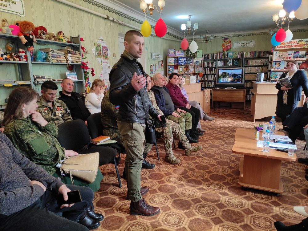 Ветераны-защитники Донбасса встретились с делегацией Союза писателей России Ветераны-защитники Донбасса встретились с делегацией Союза писателей России