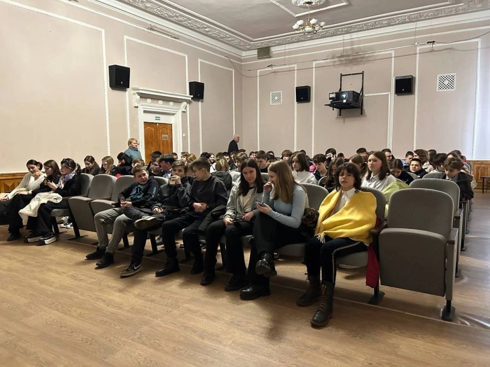 17 марта в Харцызском городском Дворце культуры состоялась трансляция фильма «28 панфиловцев» в честь бесплатной Всероссийской киноакции «Кино Победы!» от Фонда Кино 17 марта в Харцызском городском Дворце культуры состоялась трансляция фильма «28 панфиловцев» в честь бесплатной Всероссийской киноакции «Кино Победы!» от Фонда Кино