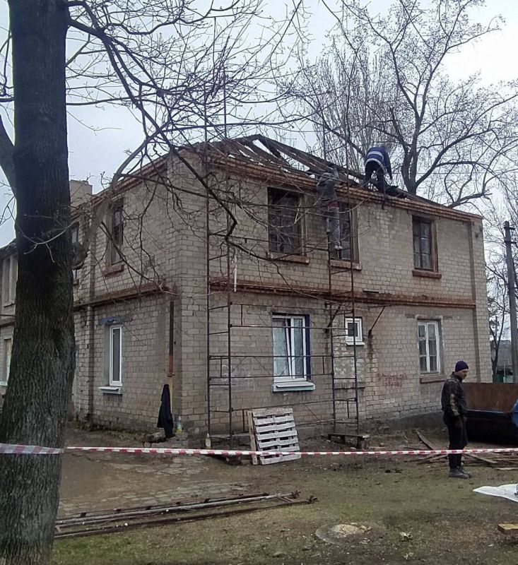 Сегодня, 17 марта, сотрудники подрядной организации шеф-региона г. Москва, приступили к капитальному ремонту кровельного покрытия на бул Сегодня, 17 марта, сотрудники подрядной организации шеф-региона г. Москва, приступили к капитальному ремонту кровельного покрытия на бул