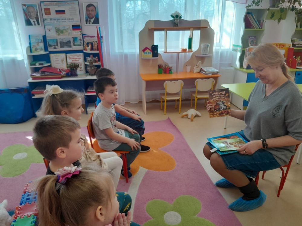Читаем вместе. Сотрудник детской библиотеки-филиала снова побывала в гостях у малышей ГКДОУ «Детский сад № 5 "Ладушки" г. о. Дебальцево». Используя актуальную форму работы, громкие чтения, библиотекарь прочитала ребятам... Читаем вместе. Сотрудник детской библиотеки-филиала снова побывала в гостях у малышей ГКДОУ «Детский сад № 5 "Ладушки" г. о. Дебальцево». Используя актуальную форму работы, громкие чтения, библиотекарь прочитала ребятам...