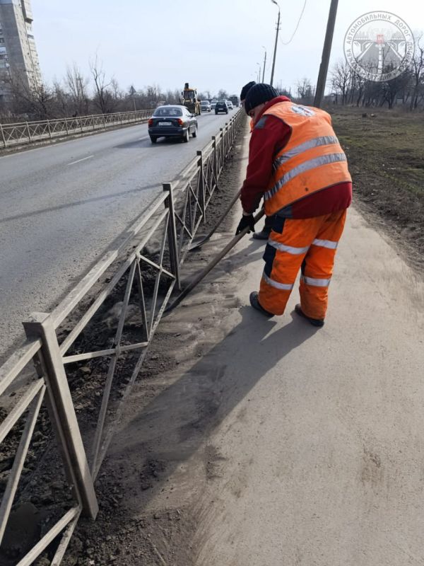 ГКУ ДНР "Служба автомобильных дорог Донбасса" активно включилась в общереспубликанский месячник по благоустройству, объявленный Главой ДНР Денисом Пушилиным ГКУ ДНР "Служба автомобильных дорог Донбасса" активно включилась в общереспубликанский месячник по благоустройству, объявленный Главой ДНР Денисом Пушилиным