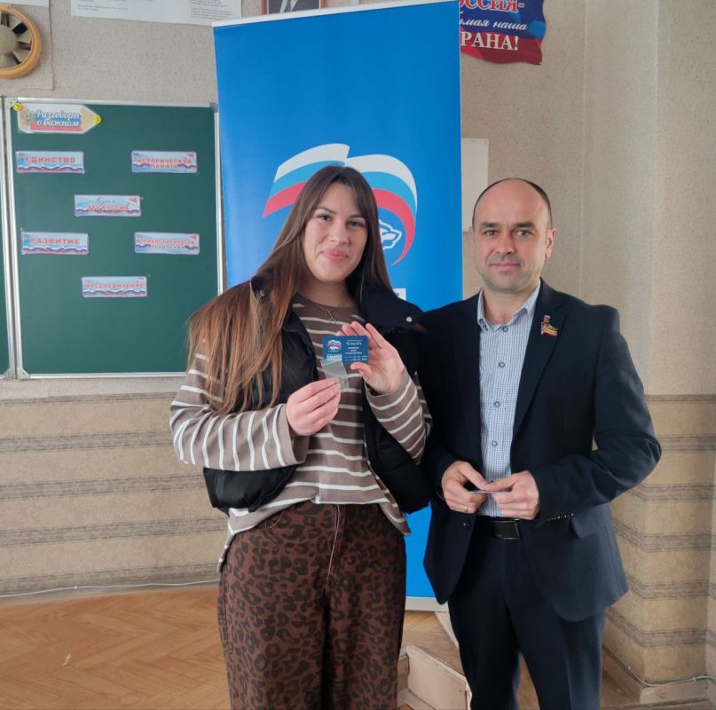 Вручение партийных билетов Вручение партийных билетов
