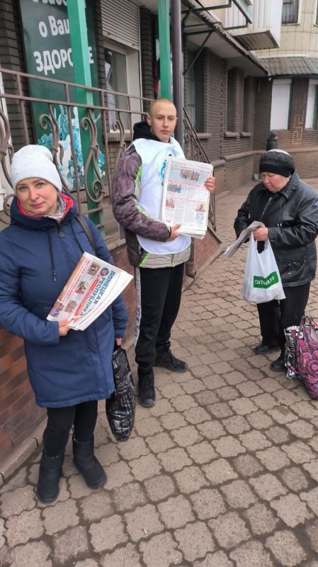 В Енакиево продолжается активное информирование горожан, путем распространения выпуска газеты «ДОНЕЦКАЯ РЕСПУБЛИКА» В Енакиево продолжается активное информирование горожан, путем распространения выпуска газеты «ДОНЕЦКАЯ РЕСПУБЛИКА»