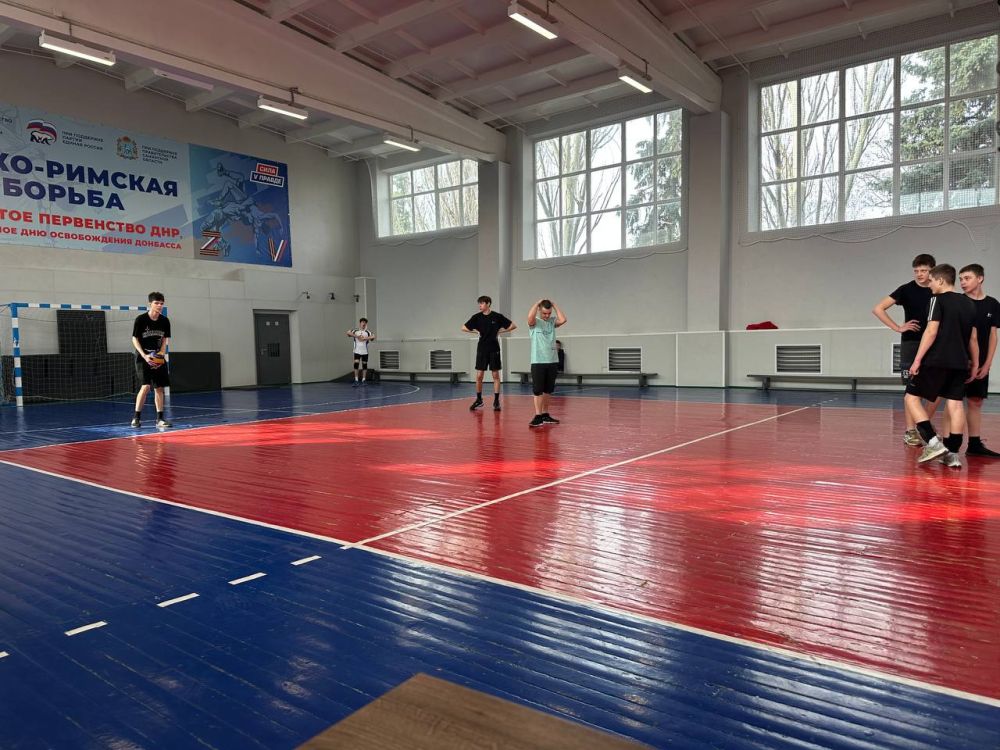 В Снежном прошел II этапа Спартакиады и первенства по волейболу среди школьников В Снежном прошел II этапа Спартакиады и первенства по волейболу среди школьников