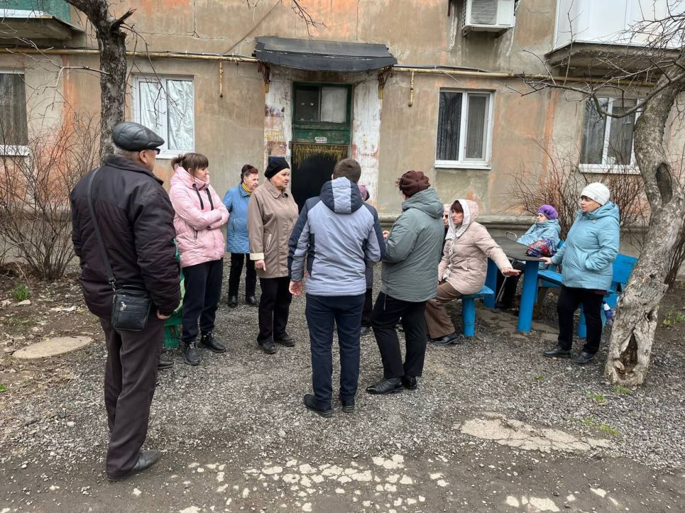 17 марта, первый заместитель главы Администрации Александр Гутров в пгт Горное провёл сход граждан, на котором были обсуждены актуальные вопросы и проблемы, волнующие местных жителей 17 марта, первый заместитель главы Администрации Александр Гутров в пгт Горное провёл сход граждан, на котором были обсуждены актуальные вопросы и проблемы, волнующие местных жителей