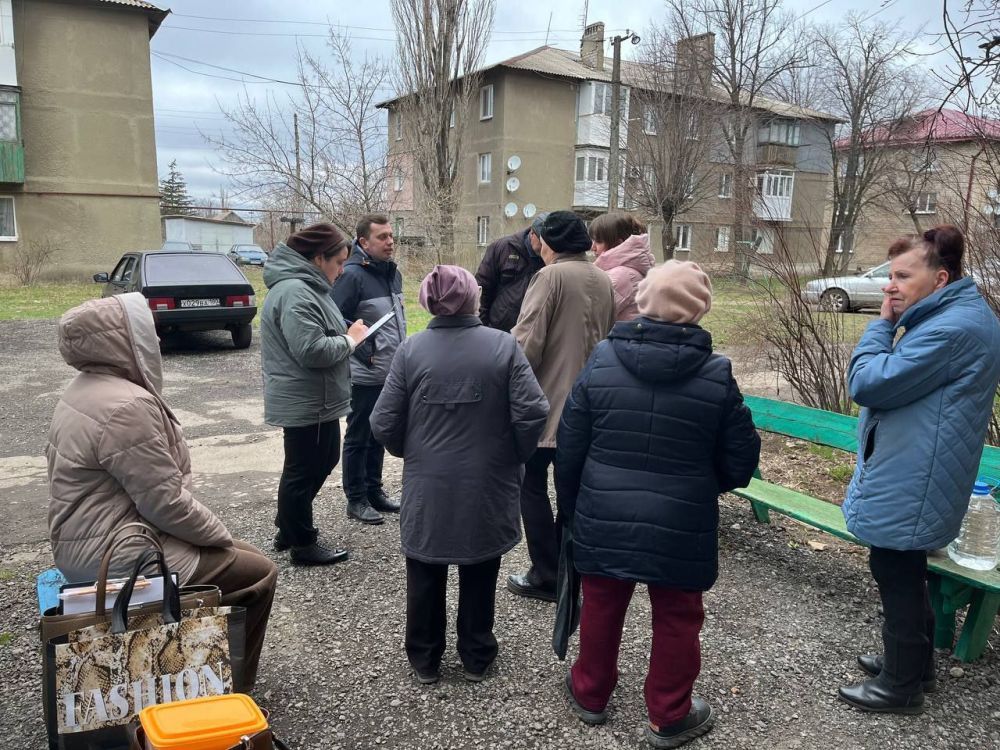 17 марта, первый заместитель главы Администрации Александр Гутров в пгт Горное провёл сход граждан, на котором были обсуждены актуальные вопросы и проблемы, волнующие местных жителей 17 марта, первый заместитель главы Администрации Александр Гутров в пгт Горное провёл сход граждан, на котором были обсуждены актуальные вопросы и проблемы, волнующие местных жителей