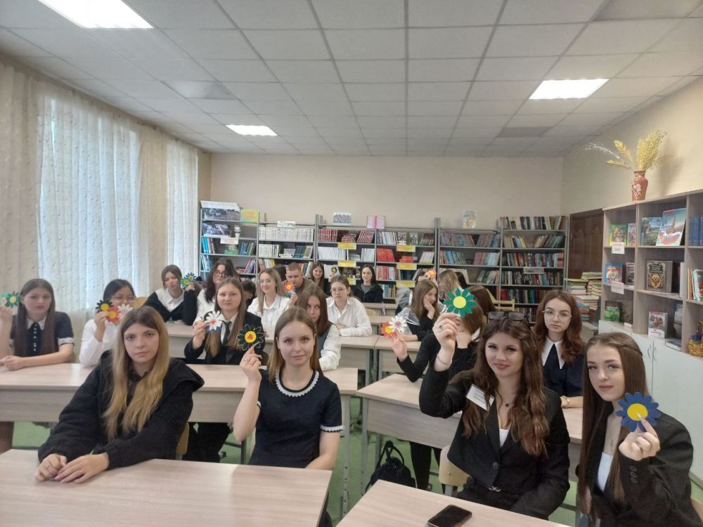 В школах Снежного прошли мероприятия к 11-летней годовщине воссоединения Крыма с Россией В школах Снежного прошли мероприятия к 11-летней годовщине воссоединения Крыма с Россией