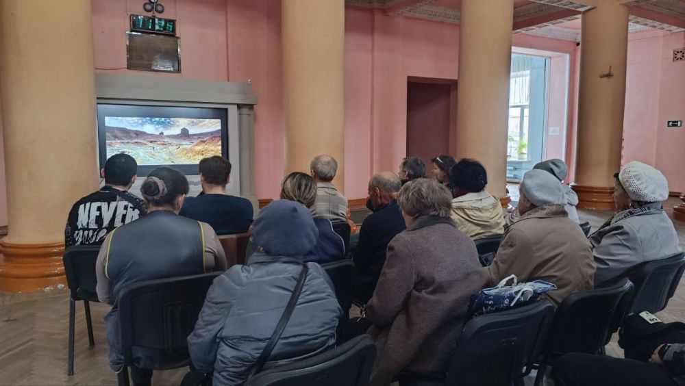 «ОБИТАЕМЫЙ ОСТРОВ». Сегодня, 18 марта, для сотрудников МБУ «ДК им. В. Маяковского г. о. Торез» был организован показ художественного фильма «Обитаемый остров», приуроченный ко Дню воссоединения Республики Крым и города... «ОБИТАЕМЫЙ ОСТРОВ». Сегодня, 18 марта, для сотрудников МБУ «ДК им. В. Маяковского г. о. Торез» был организован показ художественного фильма «Обитаемый остров», приуроченный ко Дню воссоединения Республики Крым и города...