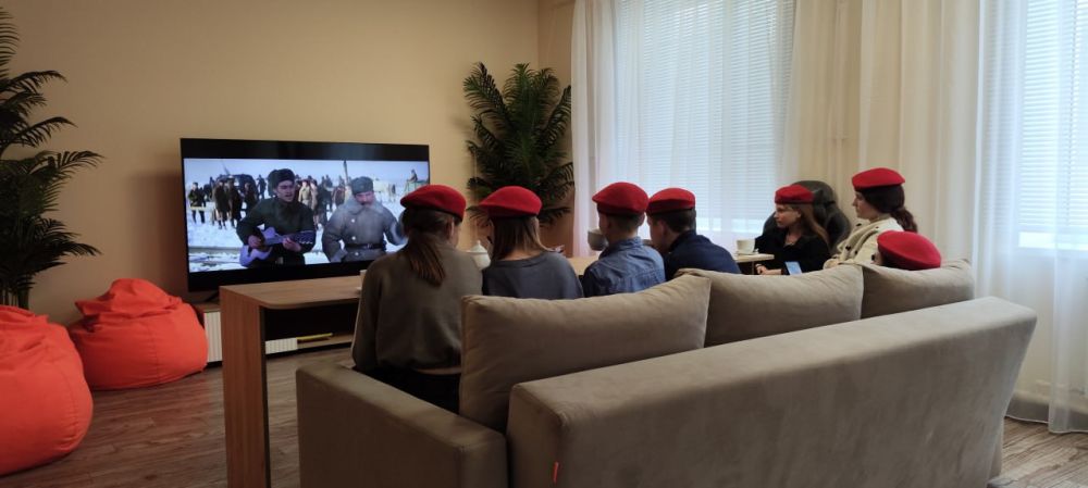 В молодежном отделе имени Марии Пироговой состоялся тематический кинопоказ, посвященный сразу трем знаменательным событиям: реализации национального проекта "Культура", 80-летию Победы в Великой Отечественной войне и Году... В молодежном отделе имени Марии Пироговой состоялся тематический кинопоказ, посвященный сразу трем знаменательным событиям: реализации национального проекта "Культура", 80-летию Победы в Великой Отечественной войне и Году...