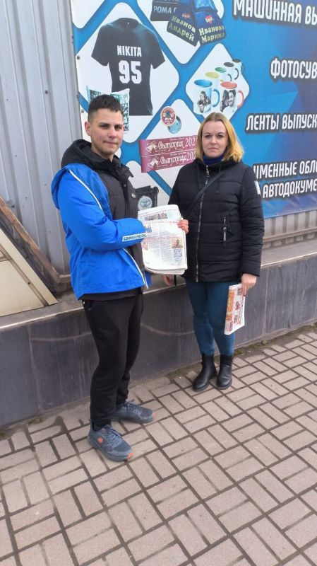 В Енакиево продолжается активное информирование горожан, путем распространения выпуска газеты «ДОНЕЦКАЯ РЕСПУБЛИКА» В Енакиево продолжается активное информирование горожан, путем распространения выпуска газеты «ДОНЕЦКАЯ РЕСПУБЛИКА»