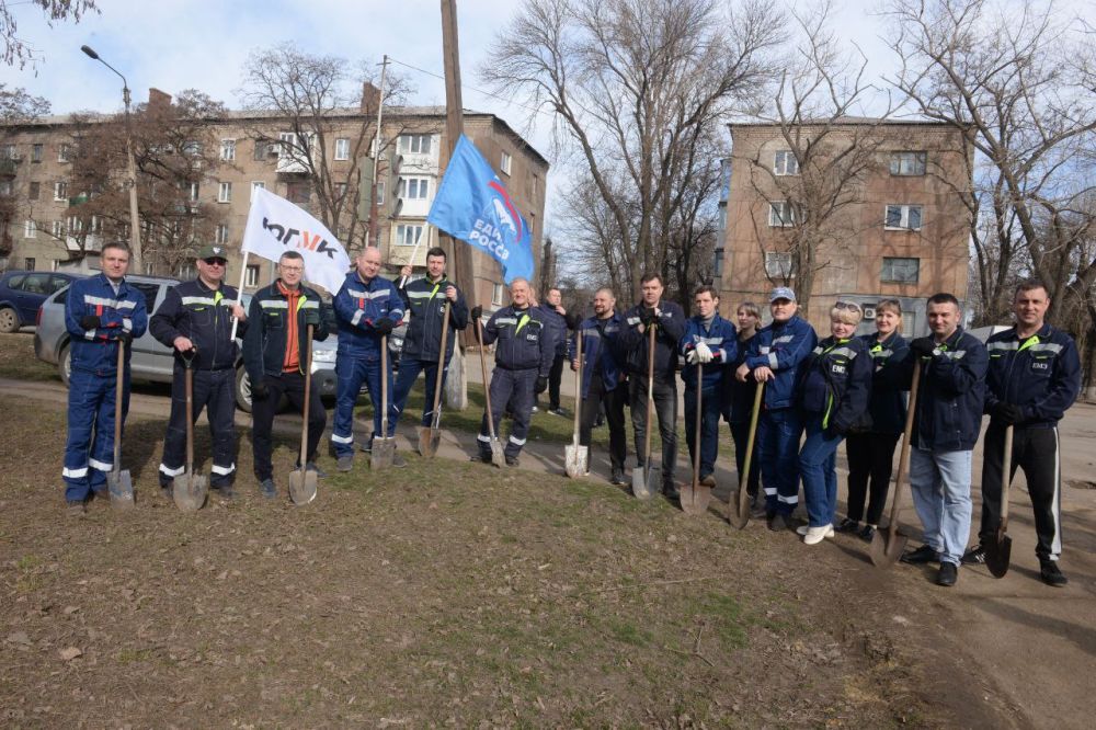 Представители Енакиевского металлургического завода под эгидой партии «Единая Россия» проекта «Чистая страна» приняли участие в акции по посадке деревьев Представители Енакиевского металлургического завода под эгидой партии «Единая Россия» проекта «Чистая страна» приняли участие в акции по посадке деревьев