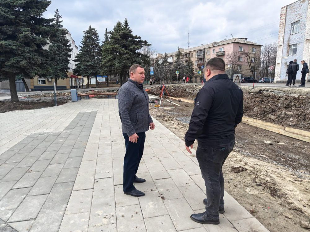 Глава Снежного проверил ход работ по благоустройству площади им. Ленина Глава Снежного проверил ход работ по благоустройству площади им. Ленина