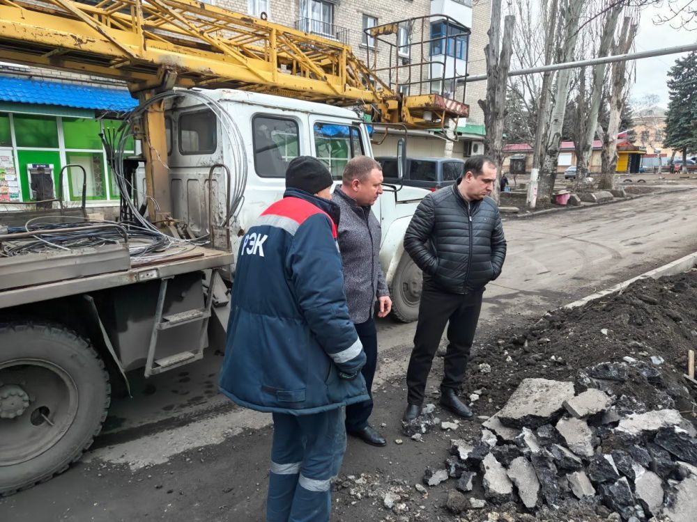 Глава Снежного проверил ход работ по благоустройству площади им. Ленина Глава Снежного проверил ход работ по благоустройству площади им. Ленина