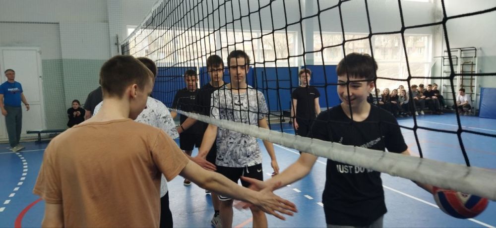 В Снежном прошел II этапа Спартакиады и первенства по волейболу среди школьников В Снежном прошел II этапа Спартакиады и первенства по волейболу среди школьников
