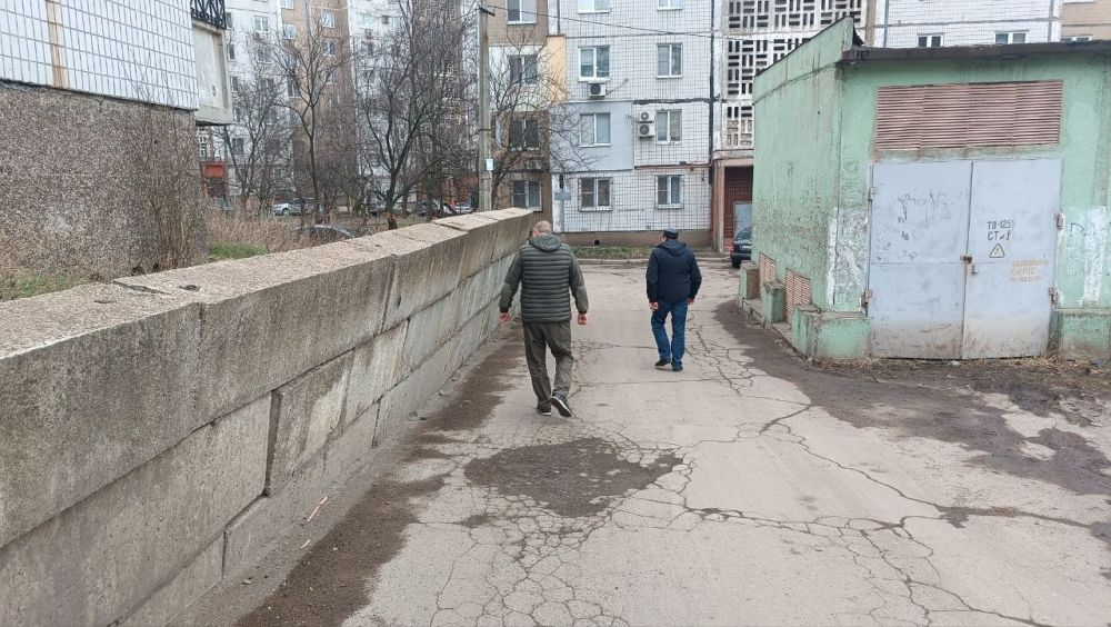 Юрий Будрин: Сегодня, 18.03.2025, руководитель Управы Кировского внутригородского района Администрации городского округа Донецк ДНР Алексей Дмитрюк совместно с заместителями руководителя Управы Александром Дёмином и Романом... Юрий Будрин: Сегодня, 18.03.2025, руководитель Управы Кировского внутригородского района Администрации городского округа Донецк ДНР Алексей Дмитрюк совместно с заместителями руководителя Управы Александром Дёмином и Романом...