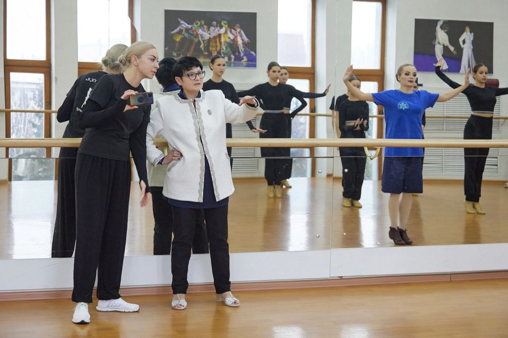 Лариса Толстыкина: Сегодня исполняется 75 лет заслуженному работнику культуры города Горловки Людмиле Кирилловне Острянской Лариса Толстыкина: Сегодня исполняется 75 лет заслуженному работнику культуры города Горловки Людмиле Кирилловне Острянской